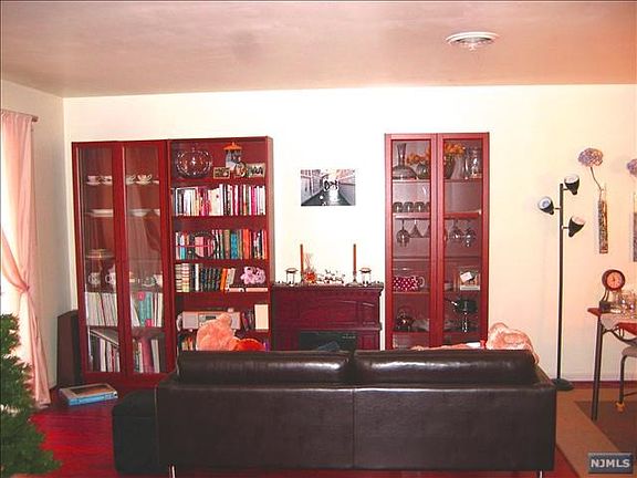 2nd image of 21 Foxwood Sq #21
