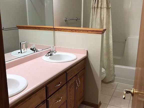 Upstairs full bathroom