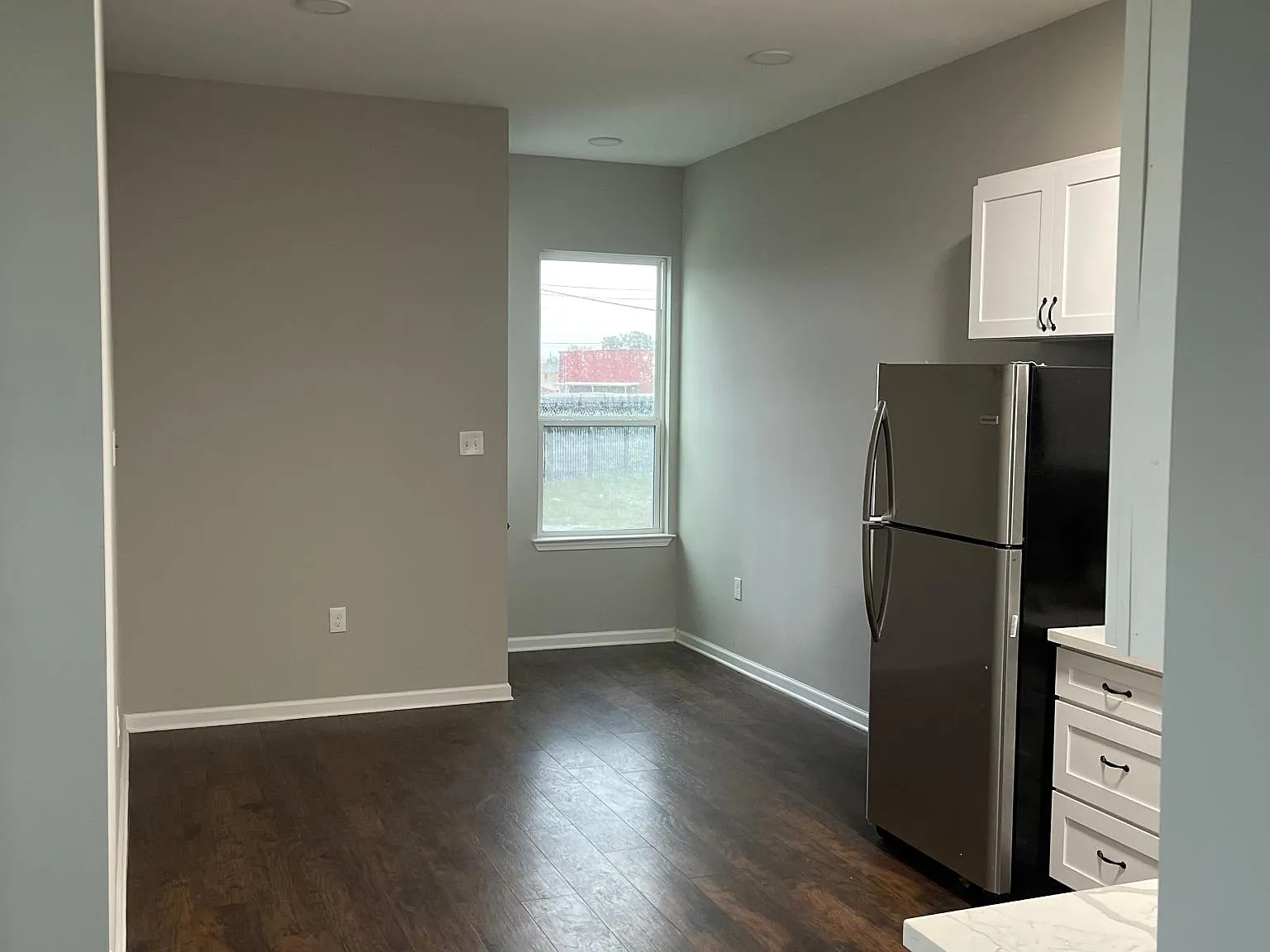 3 bed, 1000 sqft, $1,900 — Photo 2