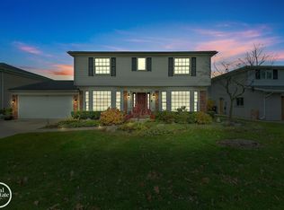 869 Moorland Dr, Grosse Pointe Woods, MI 48236