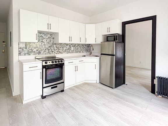 2nd image of 230 E 14th St #3D