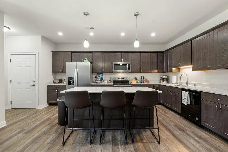 2 bed, 1300 sqft, $1,995 — Photo 2