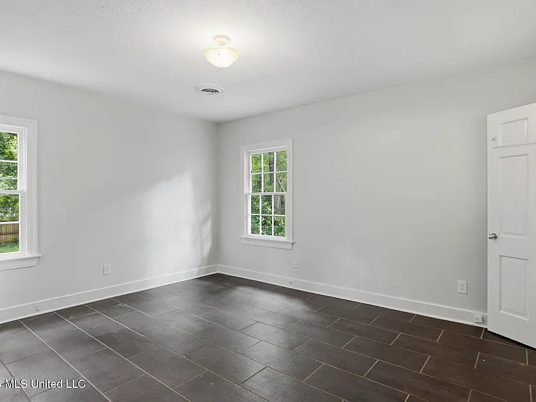 4047 Robin Dr — Photo 19