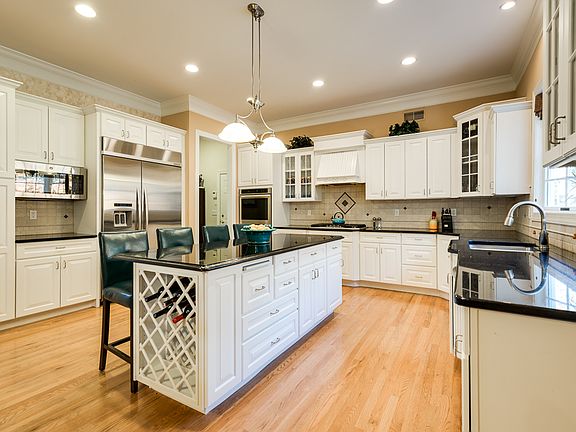 GOURMET EAT-IN KITCHEN