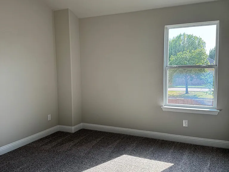 548 Hutchinson Ln — Photo 12