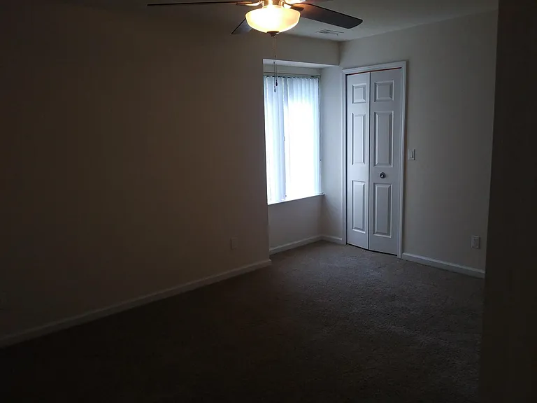 Lakeside Village Apartments — Photo 147