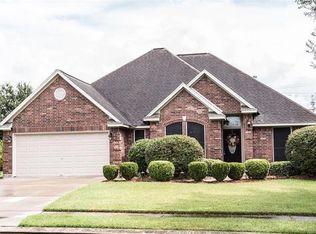 69 Tangerine Ct, Lake Jackson, TX 77566