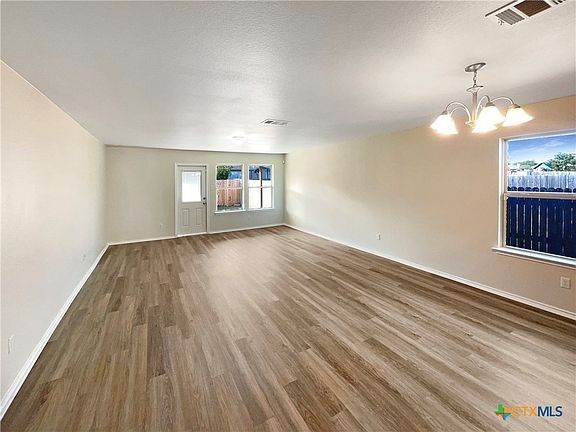 3rd image of 1222 Daffodil Dr