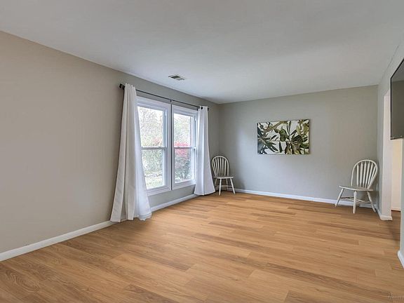 4th image of 1318 Burlington Dr