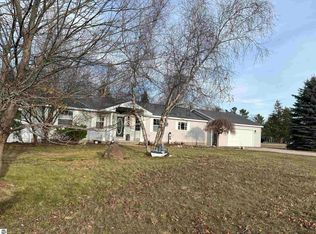 12701 Twin Pines Dr, Charlevoix, MI 49720