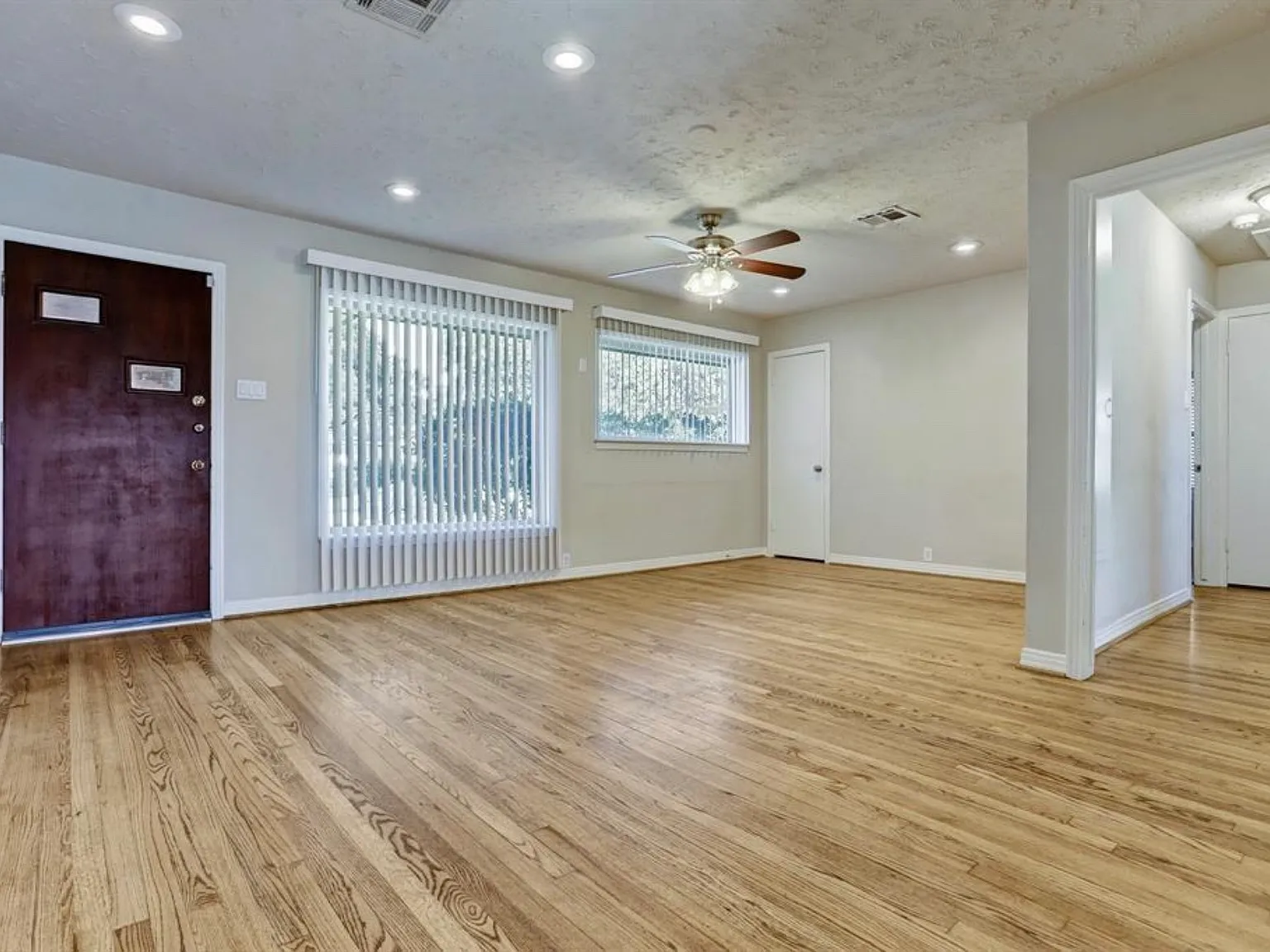 1915 Ansbury Dr — Photo 2
