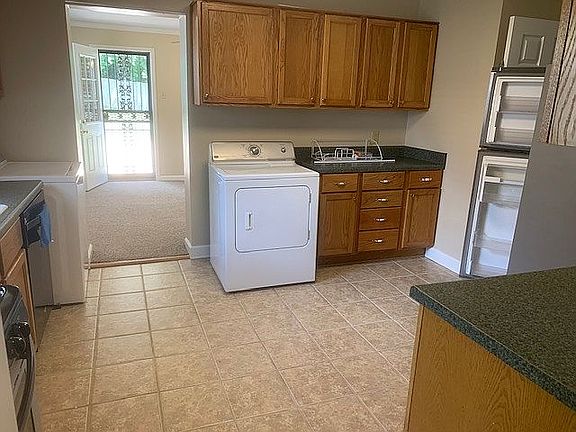 4th image of 4262 Hilldale Ave