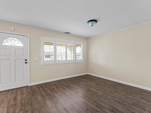 4th image of 210 Trinity Court