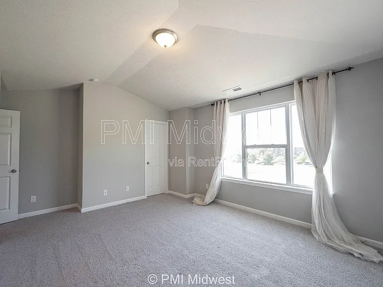 2952 W New York St — Photo 37