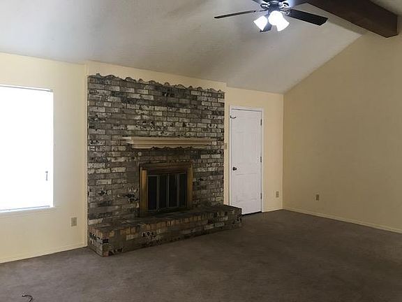 2nd image of 915 Robin Ln