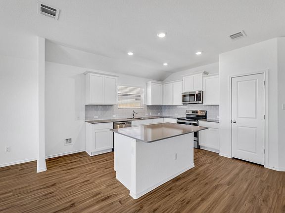 4th image of 303 Chickasaw Ln