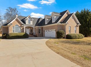 2 Hunters Landing Dr, Greer, SC 29651