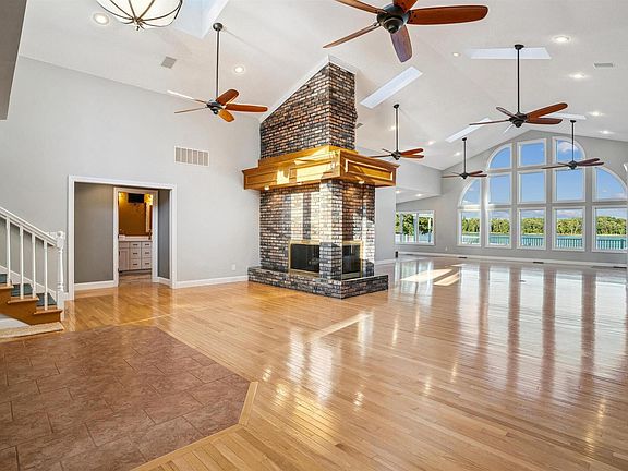 5th image of 21604 River Rd N