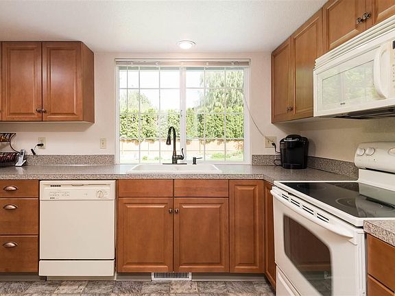 5th image of 624 Meadows Dr E