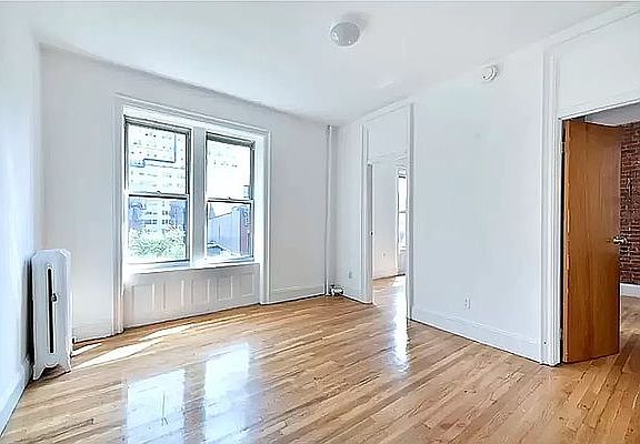 3rd image of 200 Waverly Pl APT 21