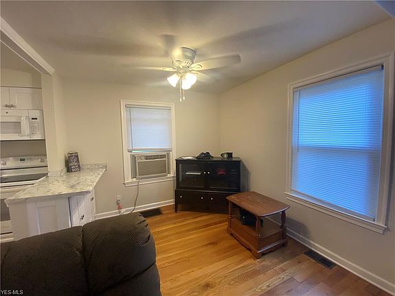 5th image of 736 Cedar Ave