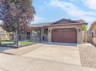 1045 Angler Ln, Grants Pass, OR 97527