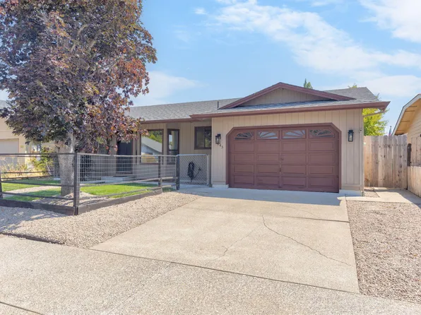 1045 Angler Ln, Grants Pass, OR 97527