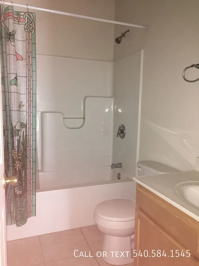 2 Bedroom 1.5 Bathroom in the Grandin Court Area — Photo 4