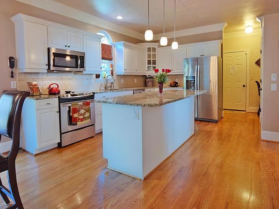 5th image of 385 Wentworth Ln