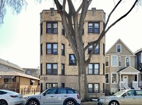 1911 W Larchmont Ave