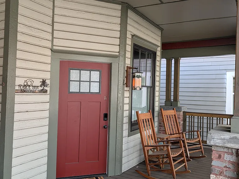 807 Monroe Dr NE #B — Photo 1