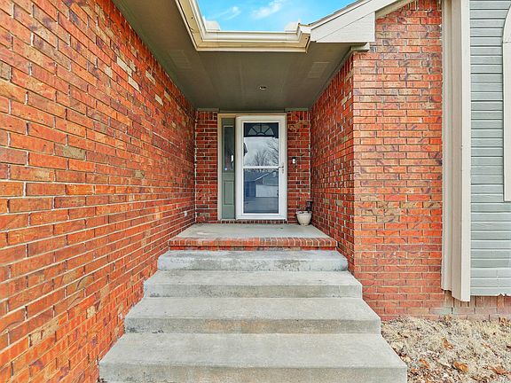 4th image of 701 E Lakewood Ct