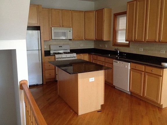 3rd image of 1103 W Cornelia Ave #1G