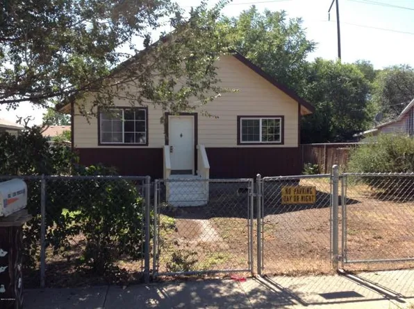 205 W Elizabeth St, Wapato, WA 98951