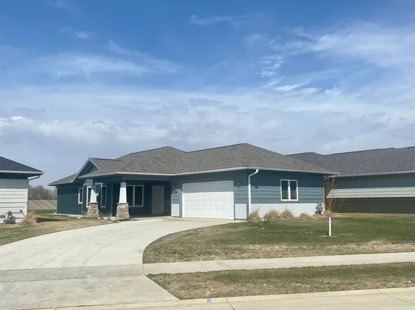 4506 Tallgrass Cir, Spirit Lake, IA 51360