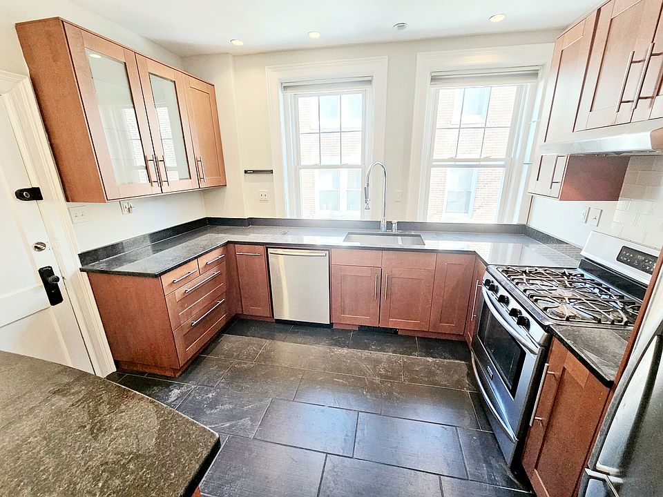 1st image of 79 Thatcher St #9