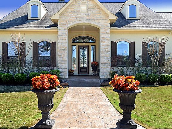 Here is a home that would virtually leap off the page in "The Architectural Digest". Sitting like a jewel in the spacious 2-acre yard, it denotes impressive luxury and splendid comfort.