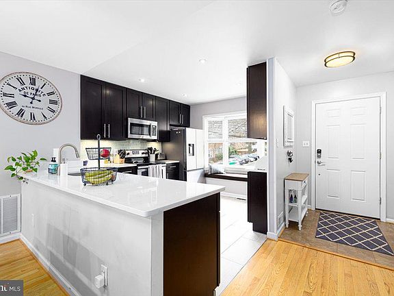 4th image of 2049 S Glebe Rd