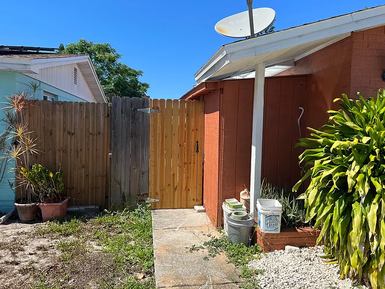 3055 Atlantis Dr — Photo 2