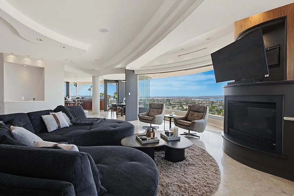 5 bed, 6800 sqft, $26,000 — Photo 1