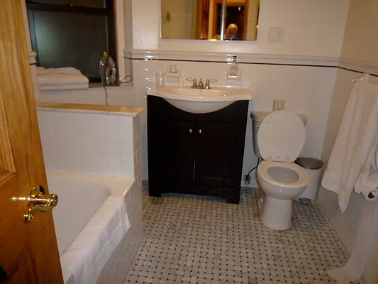 Rented by New Yorker Realty | media 23