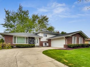 8632 Clifford Dr, Darien, IL