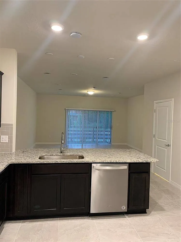 3 bed, 2.5 bath, 1699 sqft, $2,200 — Photo 4