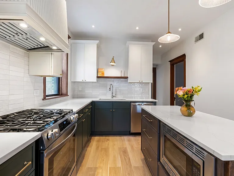 1049 N Oakley Blvd #1 — Photo 4
