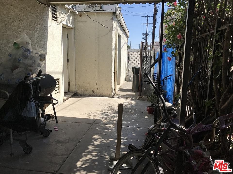 2nd image of 462 W 41st St