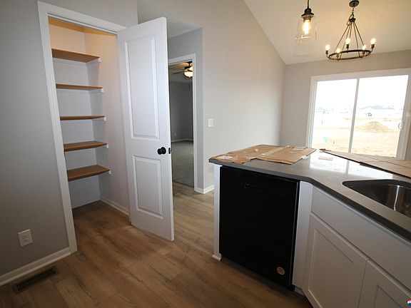 2nd image of 915 W El Alameda St