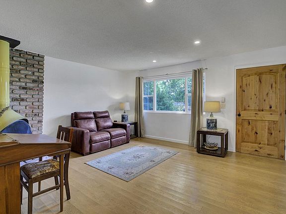 4th image of 2439 Marilyn Court