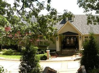 568 N Rockcliff Rd, Fayetteville, AR 72701