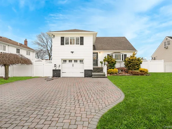 264 W End Avenue, Massapequa, NY 11758