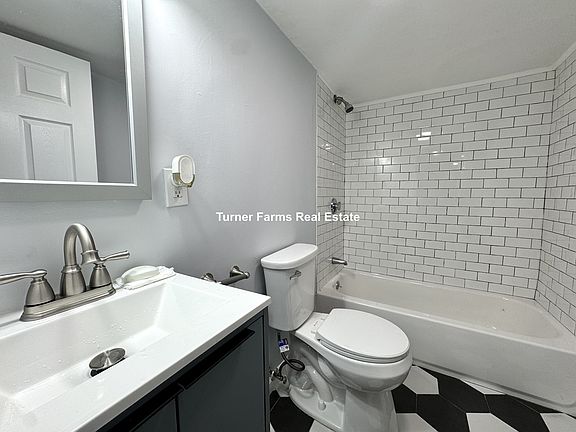 4th image of 31 Chelsea St #B